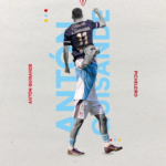 Antón Guisande celebra con la camiseta de la SD Compostela