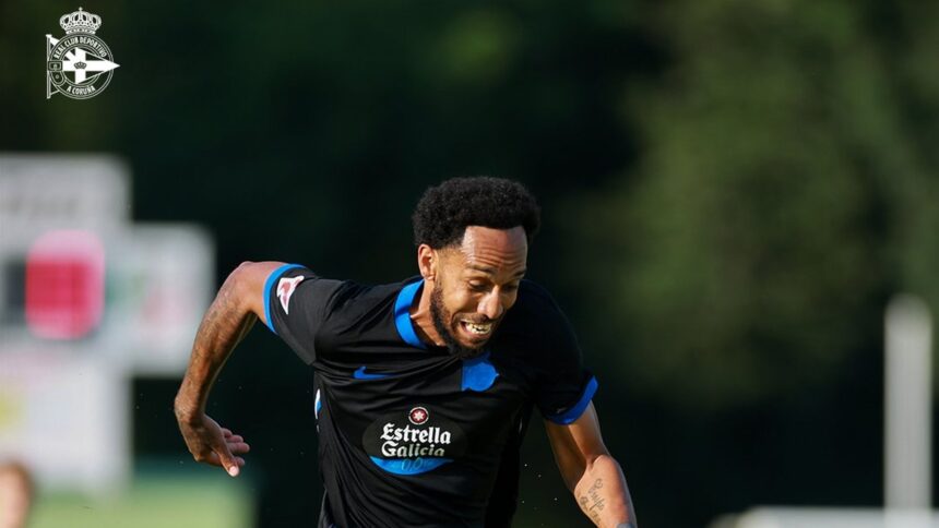 Aubameyang celebra su primer gol con el Deportivo ante el Lugo en Vilalba