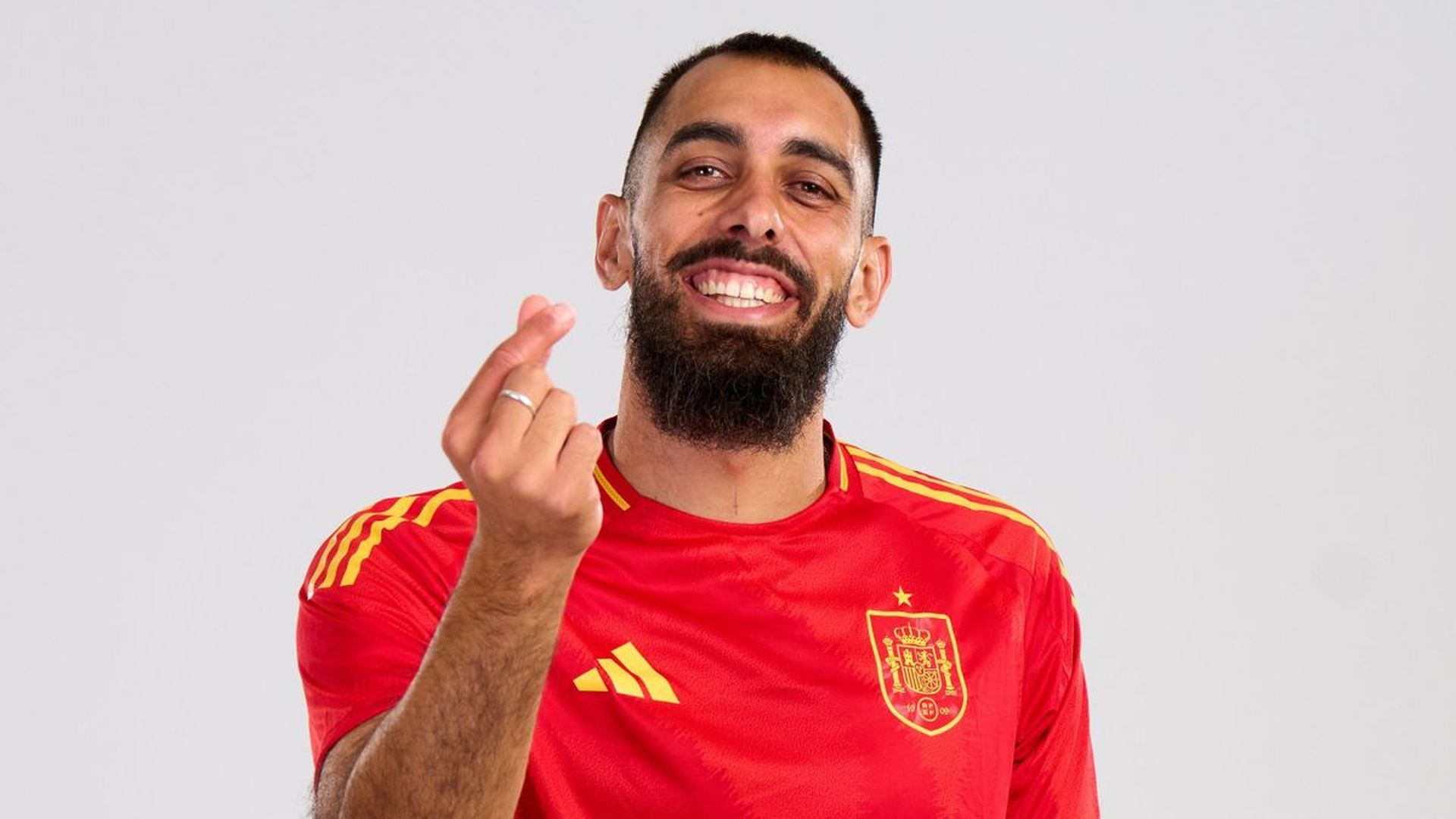 Borja Iglesias, delantero del Celta, con la camiseta de la selección española