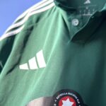Nueva primera equipación del Racing Club Ferrol para la temporada 2026/27, en verde oscuro con cuello clásico
