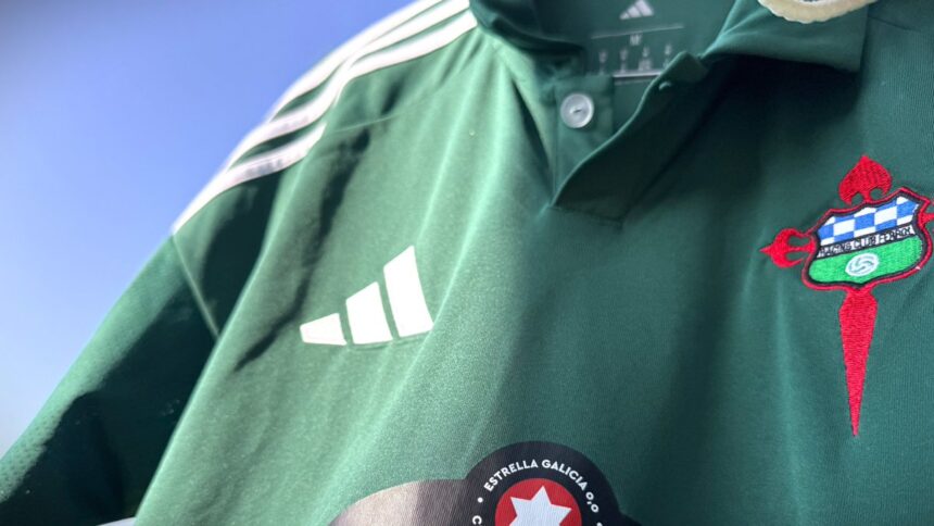 Nueva primera equipación del Racing Club Ferrol para la temporada 2026/27, en verde oscuro con cuello clásico