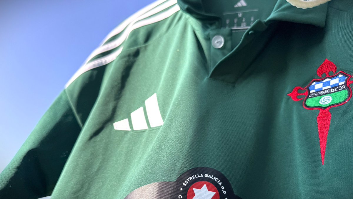 Nueva primera equipación del Racing Club Ferrol para la temporada 2026/27, en verde oscuro con cuello clásico