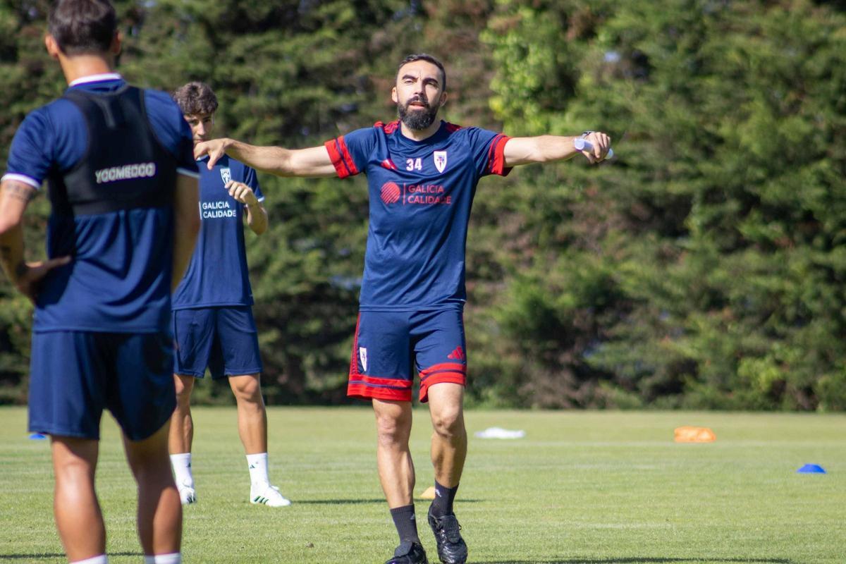 Carlos de Lerma dirige su primer entrenamiento como técnico de la SD Compostela