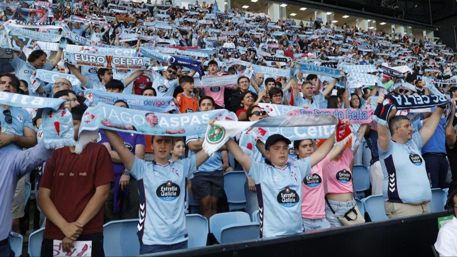 Afición del Celta en Balaídos celebrando la clasificación europea