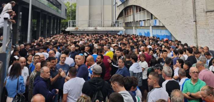 Aficionados del Deportivo reunidos en la Torre de Marathón durante la asamblea de la Federación de Peñas