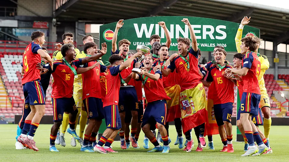 La selección española sub-19 masculina celebra su décimo título europeo en Gales