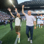 Fredi Álvarez saluda a la afición del Celta tras el ascenso del Fortuna