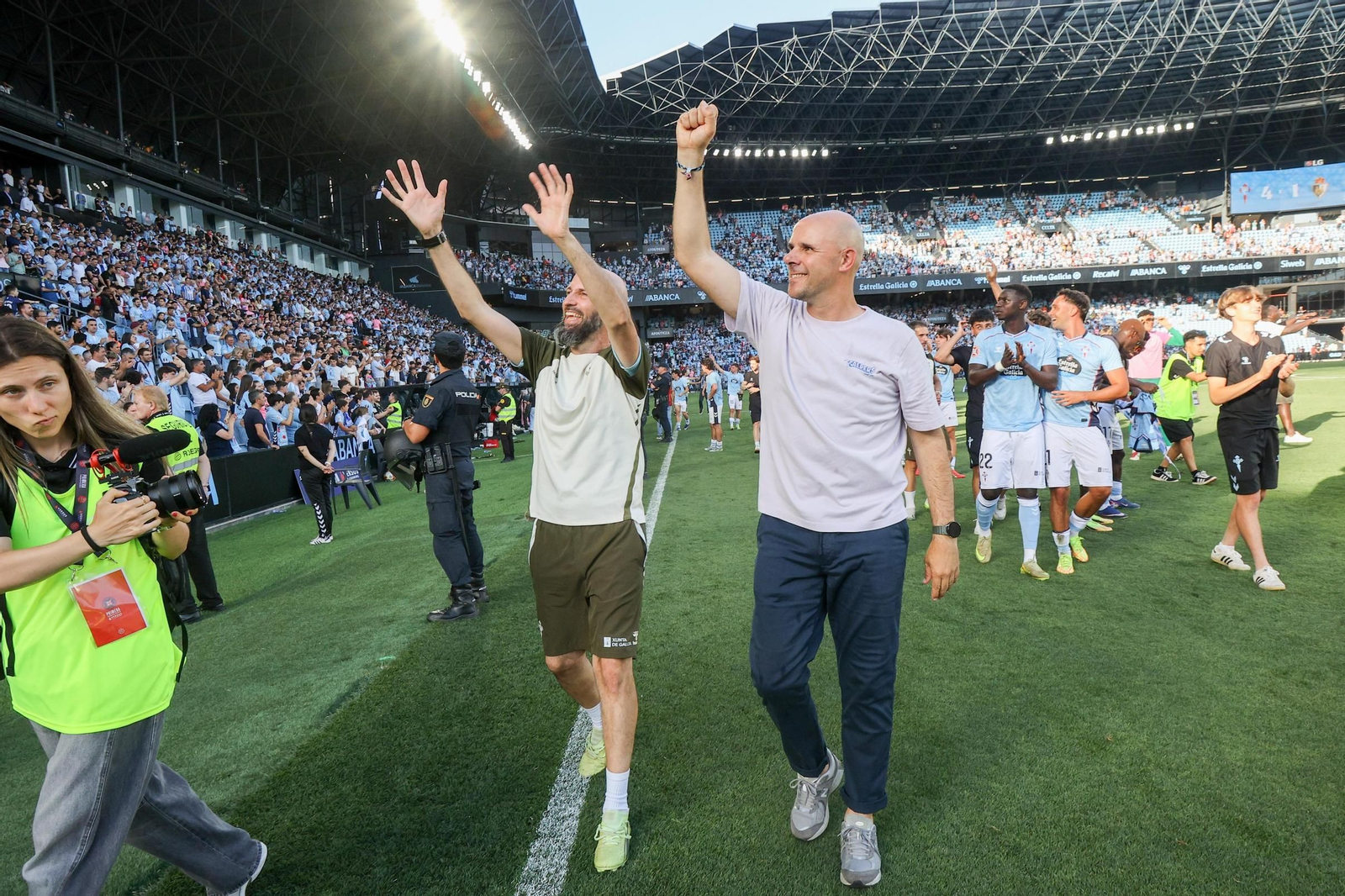 Fredi Álvarez saluda a la afición del Celta tras el ascenso del Fortuna