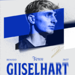 Teun Gijselhart posa en Riazor como nuevo jugador del RC Deportivo