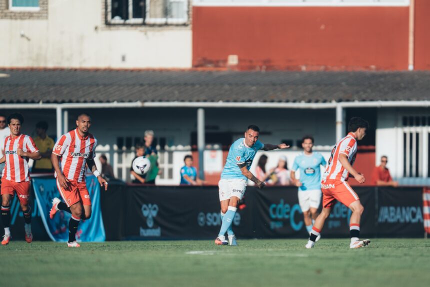 Hugo González celebra su gol ante el Sporting de Gijón en A Lomba