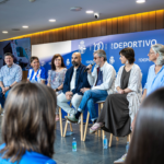 Presentación del himno "Voa" del Deportivo, con Xoel López y representantes de las entidades colaboradoras
