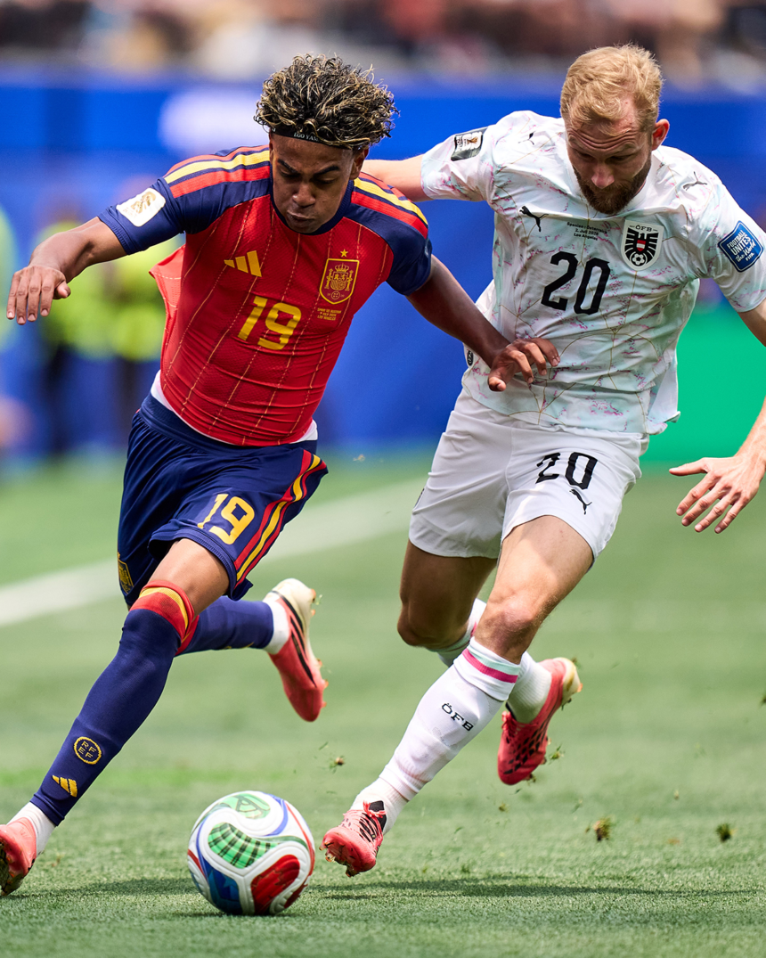 Lamine Yamal disputa un balón ante un defensor austriaco en el España-Austria del Mundial 2026