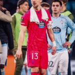 Iván Villar, portero del Celta, durante un partido con la elástica celeste