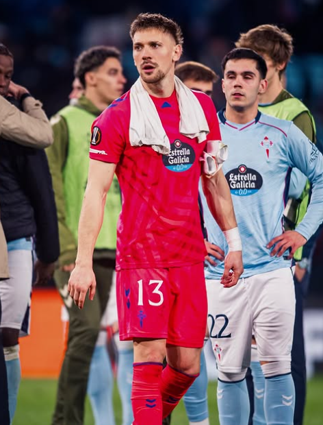 Iván Villar, portero del Celta, durante un partido con la elástica celeste