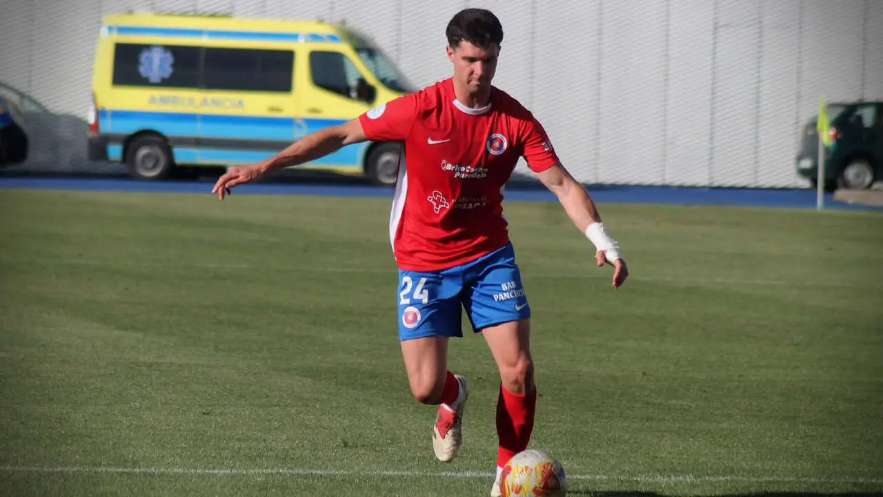 Simón Luca, lateral izquierdo de la UD Ourense, durante un partido de la pasada temporada