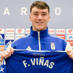 Fede Viñas, delantero uruguayo, celebrando un gol con la camiseta del Real Oviedo