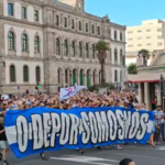 Aficionados del Deportivo durante la manifestación contra la subida de abonos