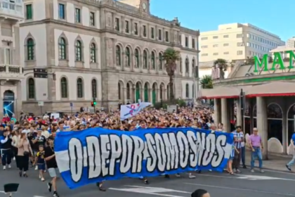 Aficionados del Deportivo durante la manifestación contra la subida de abonos