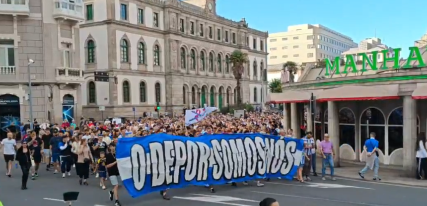 Aficionados del Deportivo durante la manifestación contra la subida de abonos