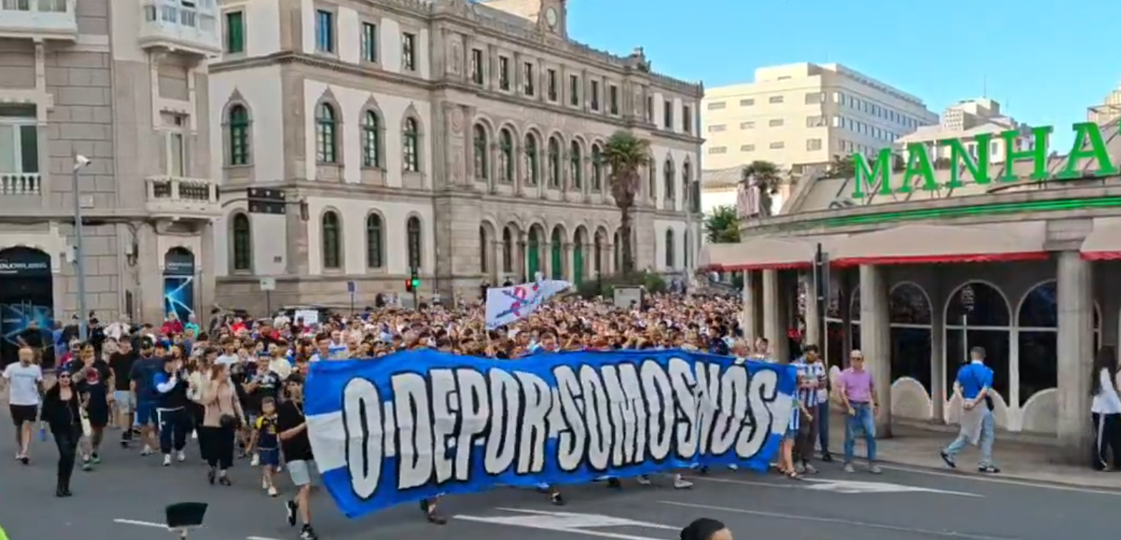 Aficionados del Deportivo durante la manifestación contra la subida de abonos