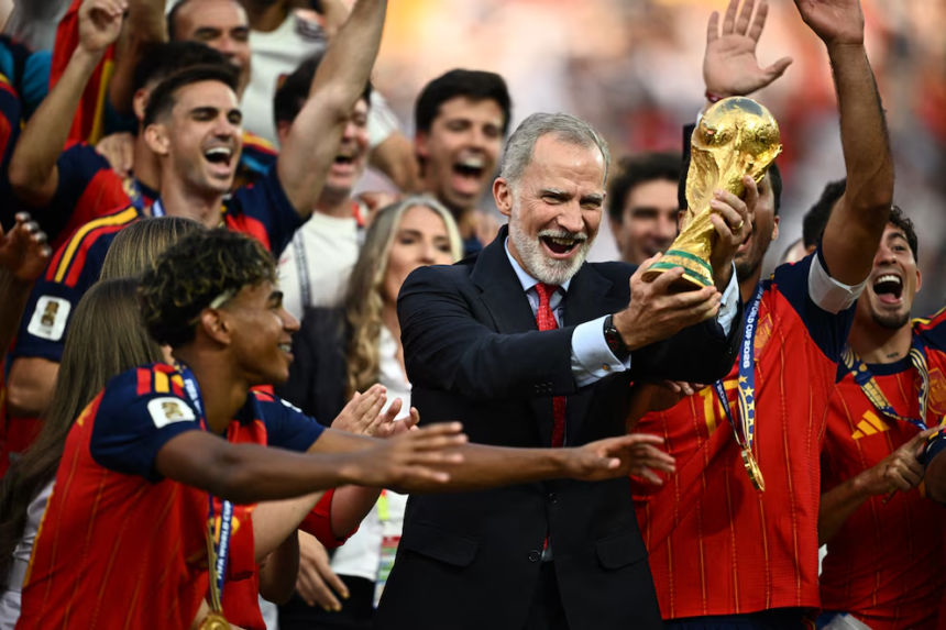 El rey Felipe VI celebra junto a la selección española la victoria en el Mundial. (REUTERS/Dylan Martinez)