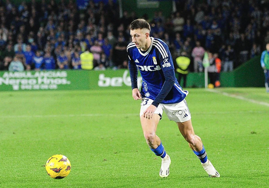 Abel Bretones, en un partido con el Oviedo