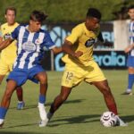 Jerín Ramos controla el balón durante el amistoso del Pontevedra CF ante el Fabril en Vilalonga