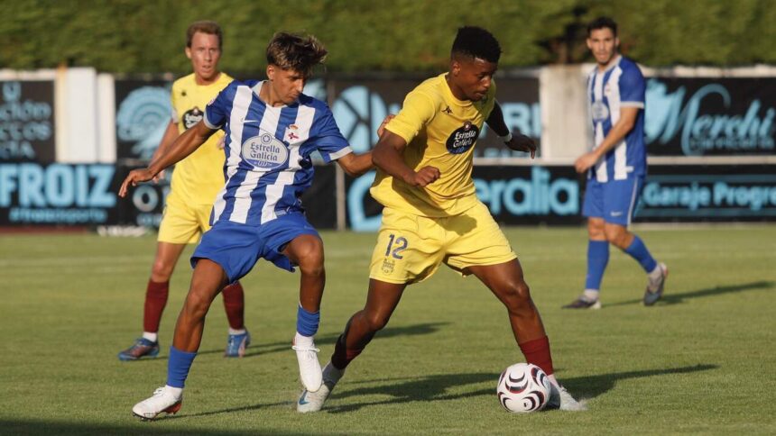 Jerín Ramos controla el balón durante el amistoso del Pontevedra CF ante el Fabril en Vilalonga