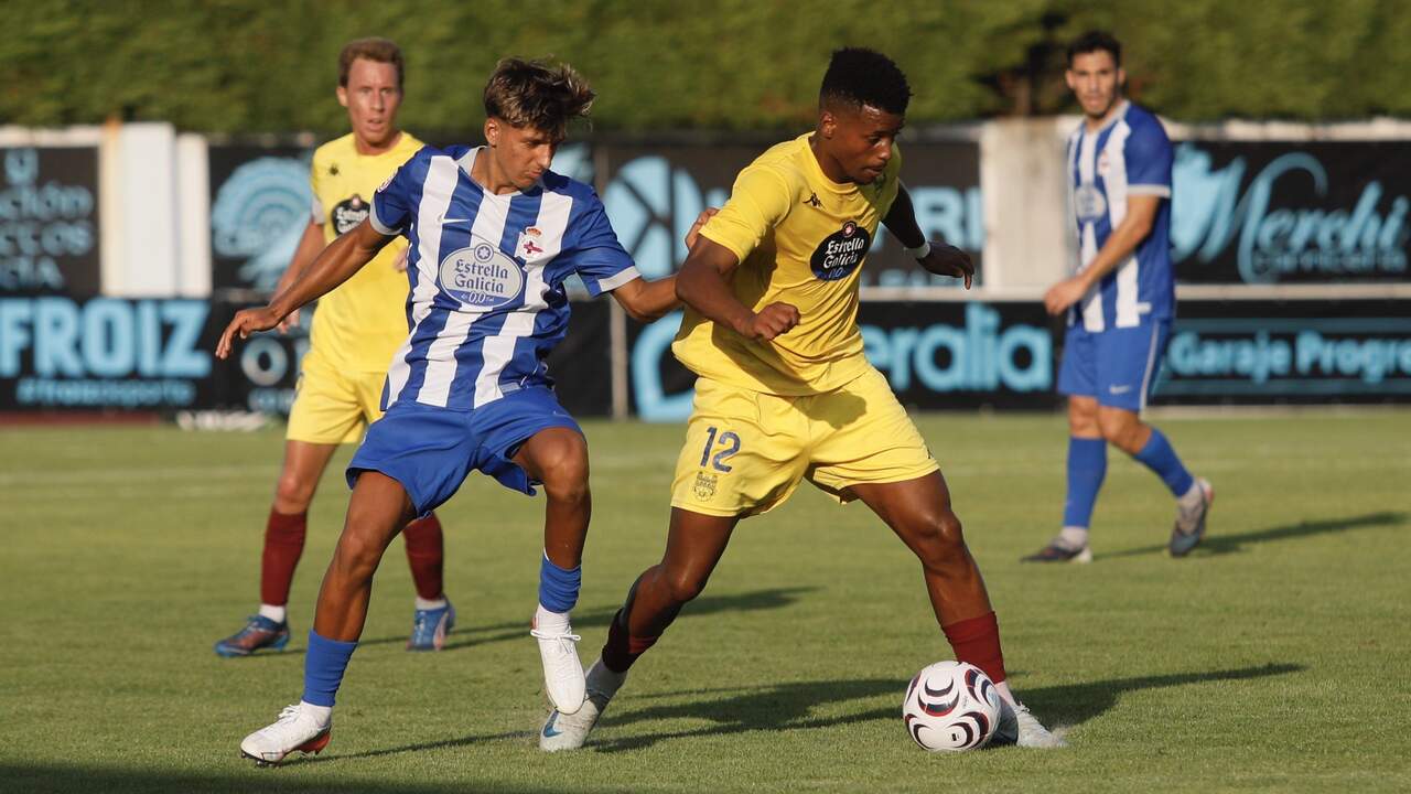 Jerín Ramos controla el balón durante el amistoso del Pontevedra CF ante el Fabril en Vilalonga