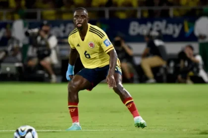 El lateral izquierdo, defensa de la Selección Colombia, Deiver Machado frente a Brasil, en Barranquilla.