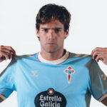 Marcos Alonso posa con la nueva camiseta del Celta tras su renovación