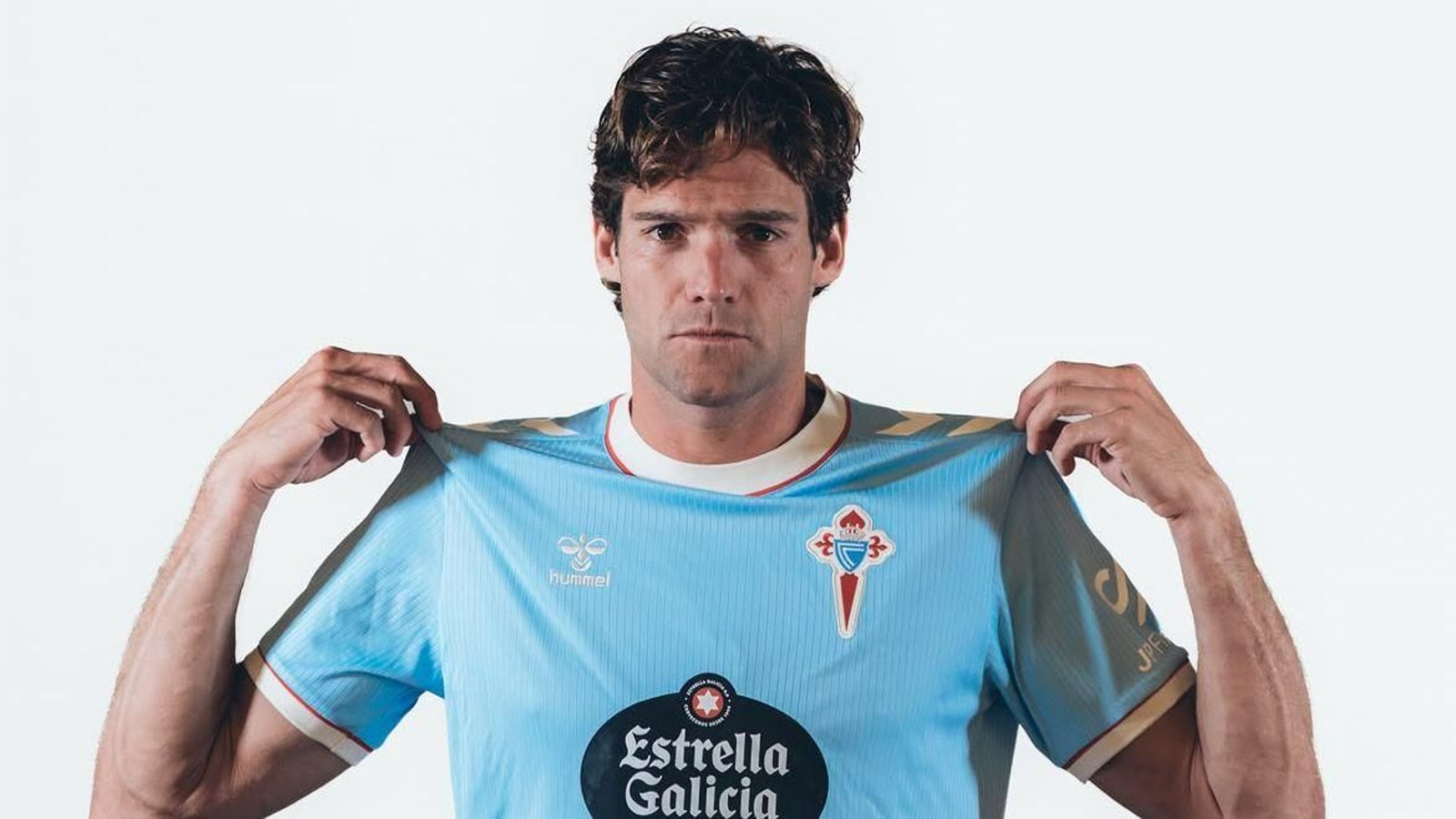 Marcos Alonso posa con la nueva camiseta del Celta tras su renovación