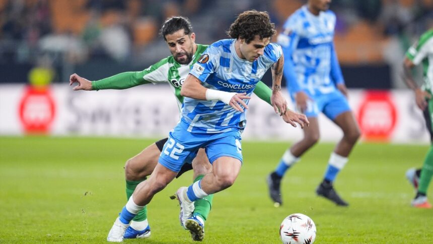 Miguel Rodríguez, extremo formado en la cantera del Celta, durante un partido con el FC Utrecht