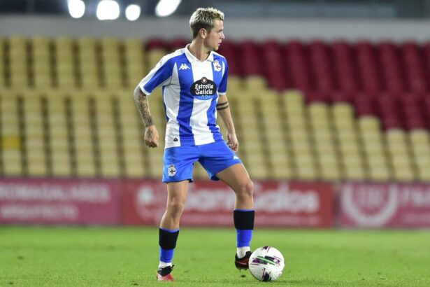 Rubén López, jugador del Deportivo Fabril, durante un partido antes del estreno en Primera Federación