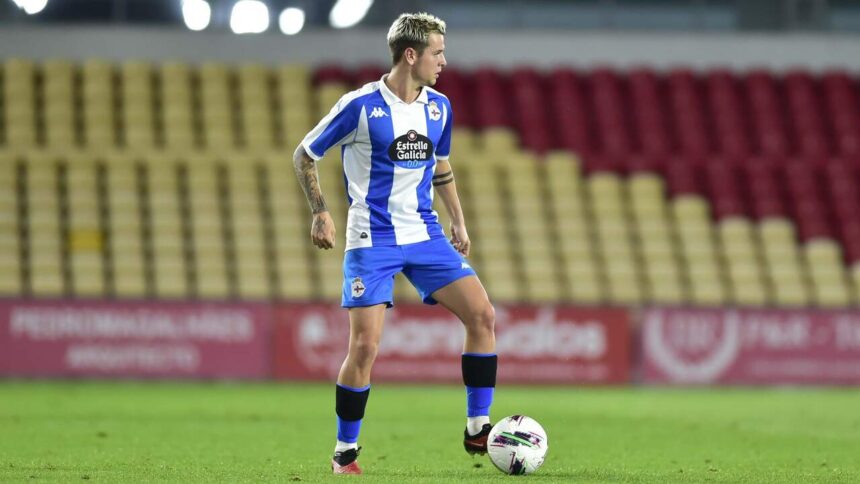 Rubén López, jugador del Deportivo Fabril, durante un partido antes del estreno en Primera Federación