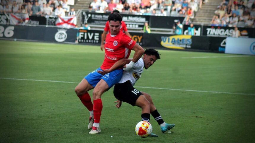 Simón Luca, nuevo lateral izquierdo del CD Lugo, en un partido con la UD Ourense