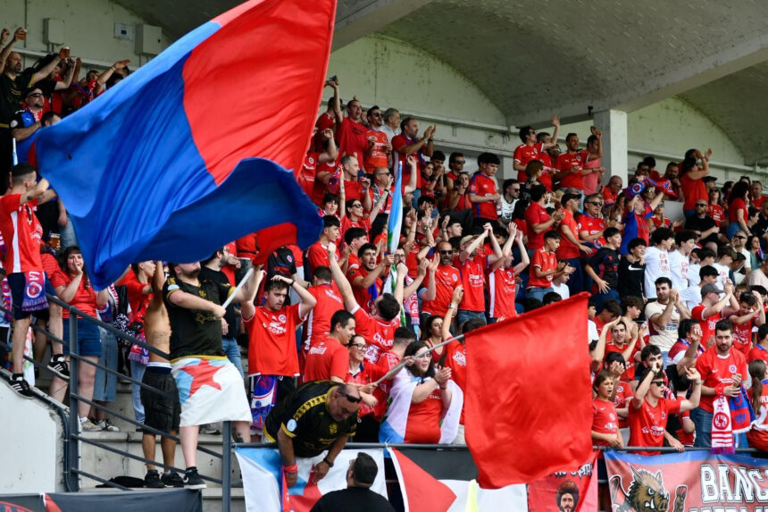 Afición de la UD Ourense animando en las gradas del estadio de O Couto