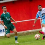 Chiqui golpea el balón durante el Lugo-Coruxo del Trofeo Vila de Foz