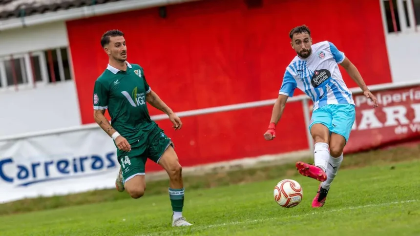 Chiqui golpea el balón durante el Lugo-Coruxo del Trofeo Vila de Foz