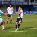 Jerín Ramos disputa un balón durante el Real Avilés - Pontevedra CF en el Román Suárez Puerta
