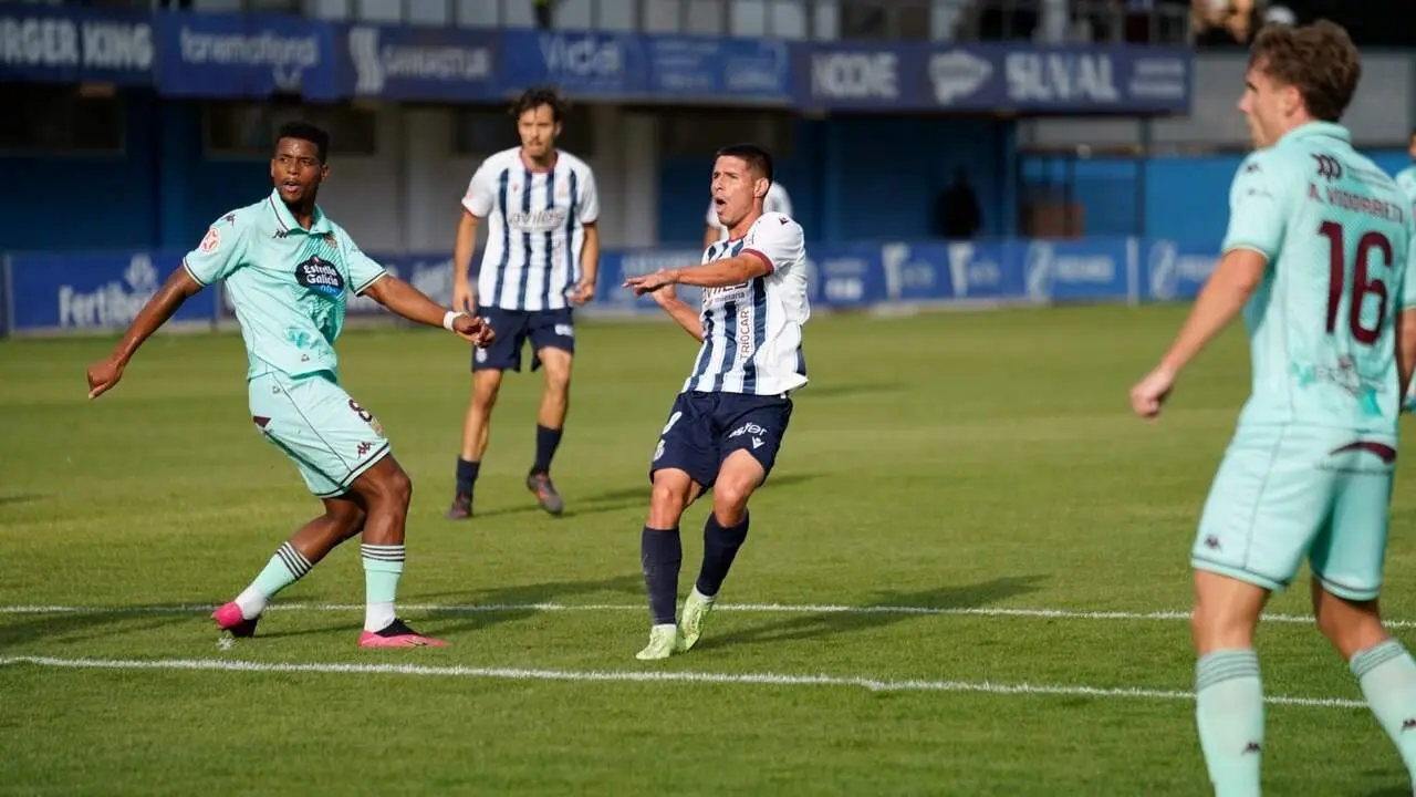 Jerín Ramos disputa un balón durante el Real Avilés - Pontevedra CF en el Román Suárez Puerta