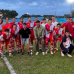 Jugadores del Arosa SC celebran la conquista del Trofeo Albariño en Burgáns tras el triangular ante Estradense y Cambados
