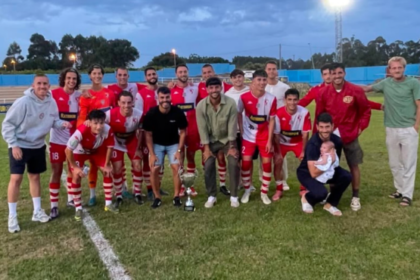 Jugadores del Arosa SC celebran la conquista del Trofeo Albariño en Burgáns tras el triangular ante Estradense y Cambados