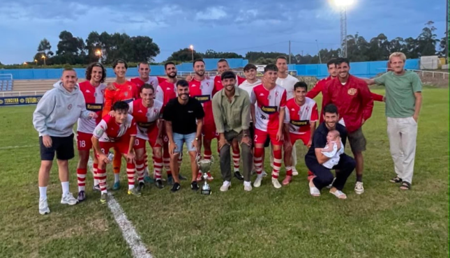 Jugadores del Arosa SC celebran la conquista del Trofeo Albariño en Burgáns tras el triangular ante Estradense y Cambados