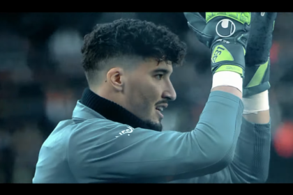 Altay Bayındır, uno de los internacionales del Celta, durante un partido con el Fenerbahçe
