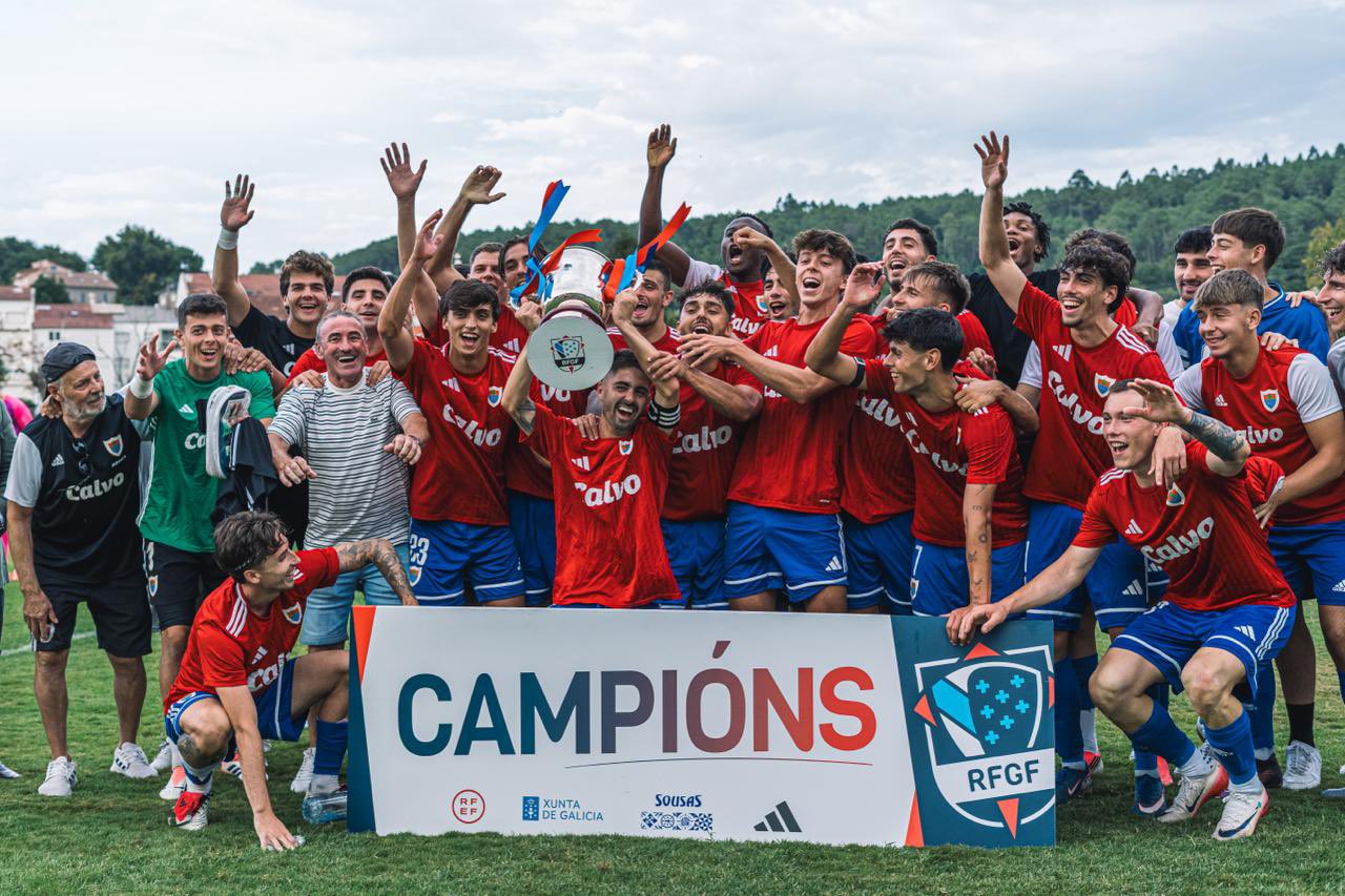 Jugadores del Bergantiños FC celebran la conquista de la fase gallega de la Copa Federación 2026 en Noia