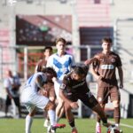 Dos rivales en la disputa de la pelota durante el S. Pauli - Deportivo