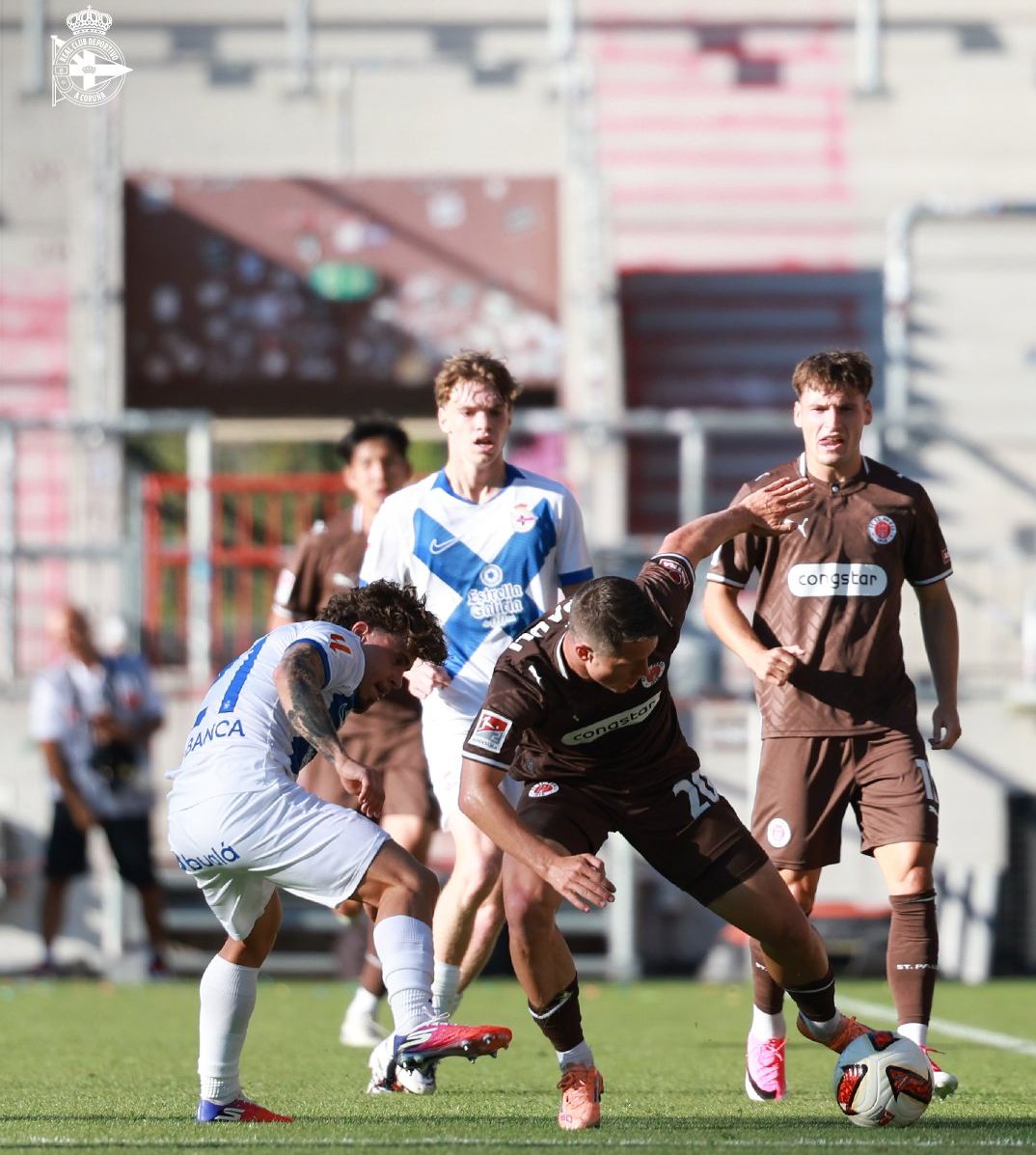 Dos rivales en la disputa de la pelota durante el S. Pauli - Deportivo