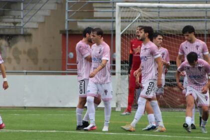 Jugadores del CD Lalín celebran un gol ante la SD Arzúa en el amistoso de pretemporada