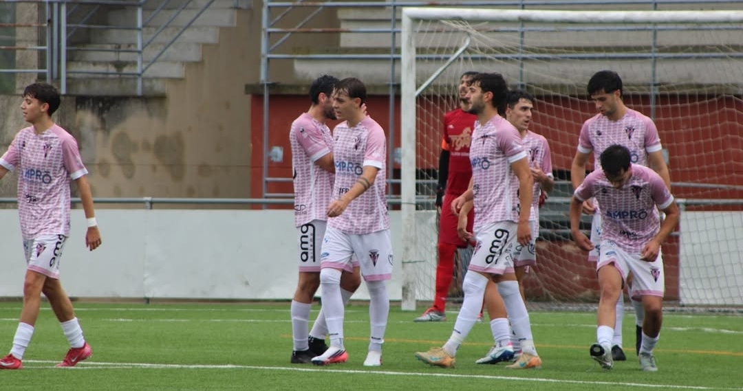 Jugadores del CD Lalín celebran un gol ante la SD Arzúa en el amistoso de pretemporada